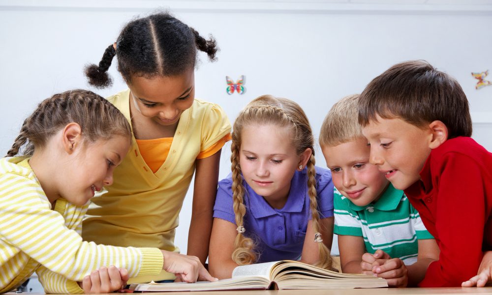 schoolchildren-reading